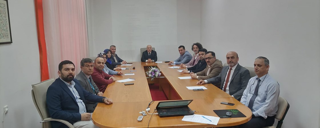 Üniversitemizden Kalite ve Akreditasyon Süreçleri İçin Müfredat Güncelleme Çalışmaları: 
Meslek Yüksekokulları Müdürleri Müfredat Güncellemeleri İçin Toplandı